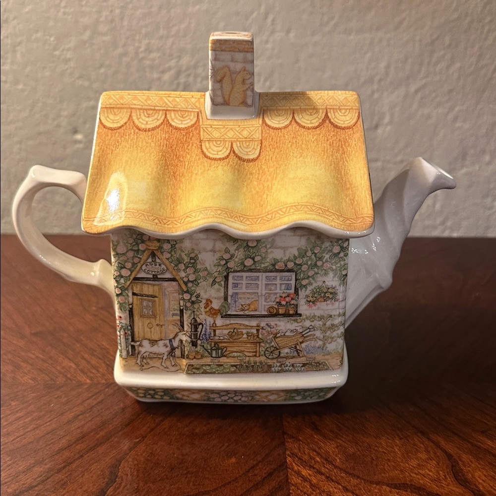Sadler Made in England Cottage Teapot Rose Cottage - Picture 2 of 7